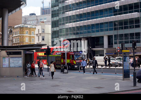 Incendie sur un appel d'urgence à Whitechapel High Street à Londres E1 Banque D'Images