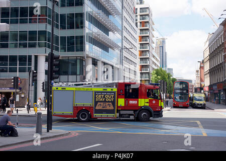 Incendie sur un appel d'urgence à Whitechapel High Street à Londres E1 Banque D'Images