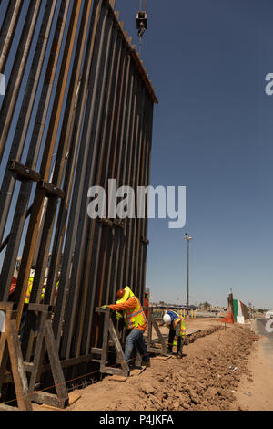 Plus d'une nouvelle clôture est érigée le long de la frontière mexicaine à Calexico, ou Mexicali au Mexique. Trump a promis un mur le long de la frontière. Banque D'Images