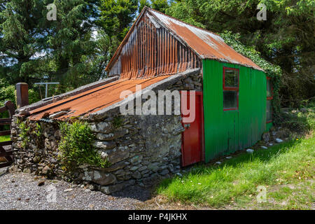 Petit bâtiment en pierre et en métal ondulé dans un chemin de campagne, dans le comté de Kerry Irlande Banque D'Images