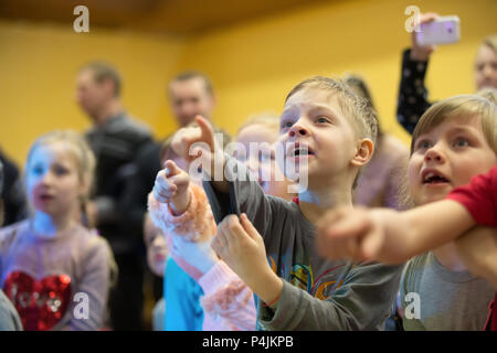 Biélorussie, Minsk, le 10 mars 2018. Maison de vacances d'enfants à l'ouverture de la boutique caravane. Les enfants d'âge préscolaire sont spectateurs. Admirez la performance. Enfants Banque D'Images