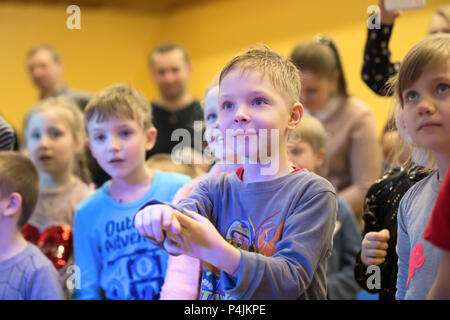 Biélorussie, Minsk, le 10 mars 2018. Maison de vacances d'enfants à l'ouverture de la boutique caravane. Les enfants d'âge préscolaire sont spectateurs. Admirez la performance. Enfants Banque D'Images