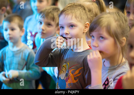 Biélorussie, Minsk, le 10 mars 2018. Maison de vacances d'enfants à l'ouverture de la boutique caravane. Les enfants d'âge préscolaire sont spectateurs. Admirez la performance. Enfants Banque D'Images