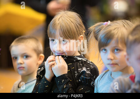 Biélorussie, Minsk, le 10 mars 2018. Maison de vacances d'enfants à l'ouverture de la boutique caravane. Les enfants d'âge préscolaire sont spectateurs. Admirez la performance. Enfants Banque D'Images