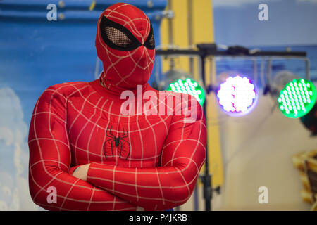 Biélorussie, Minsk, le 10 mars 2018. Maison de vacances d'enfants à l'ouverture du magasin Caravan.Un homme dans le costume d'une spider man Banque D'Images