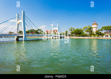 Cau Le Hong Phong Bridge et Tour de l'eau dans la ville de Phan Thiet près de Mui Ne au Vietnam Banque D'Images