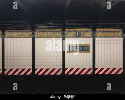 New York City - 13 juin 2018 : La Station de métro Fulton Street sur le NYC Subway dans la ville de New York. Banque D'Images