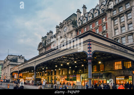 Façade d'entrée de la gare de Victoria dans la ville de Westminster tourné dans la soirée. C'est un deuxième point de terminus en Grande-Bretagne après Waterloo. Banque D'Images