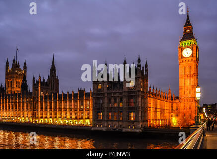 Vue sur le Palais de Westminster avec Big Ben, Victoria et le centre de Tours dans l'éclairage de nuit du pont de Westminster. Banque D'Images