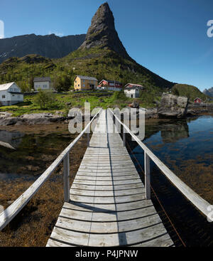 Allée de l'île, Reine, îles Lofoten, Norvège. Banque D'Images