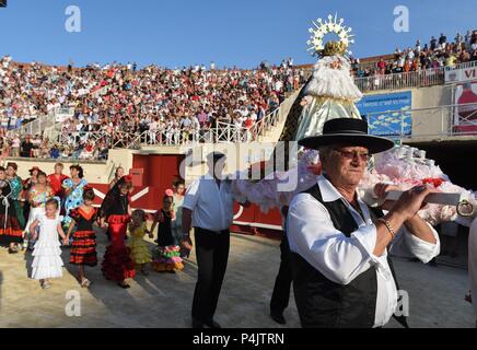 12 août 2015 - Beziers Beziers, France : les habitants de mars au cours d'un Vierge Marie procession depuis le centre-ville à l'arène de corrida. Le nouveau maire de la ville, Robert Ménard, a permis à la procession ainsi une grande messe publique de participer à l'arène dans le cadre de son programme municipal de revigorer la traditions catholiques. Une procession avec la Vierge Marie traverse les rues de Béziers avant d'arriver dans les arènes pour une messe en plein air, dans le cadre de la feria de Béziers. Le maire de Béziers Robert Menard, proche du Front National, insiste pour revitalizer plusieur Banque D'Images