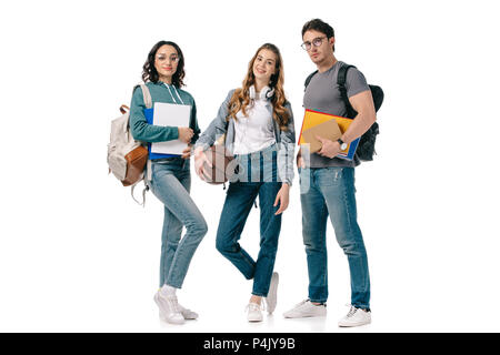 Les étudiants multiculturels looking at camera avec des livres et de basket-ball ball isolated on white Banque D'Images