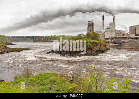 Vues de l'île de Crow et l'Irving Pulp and Paper Mill aux chutes Réversibles, Saint John, Nouveau-Brunswick, Canada Banque D'Images