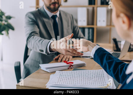 Vue partielle d'avocats shaking hands on meeting in office Banque D'Images