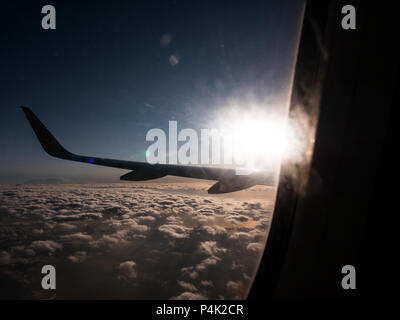 Vu depuis le hublot d'un avion de ligne qui a commencé de Valence à Rome Banque D'Images