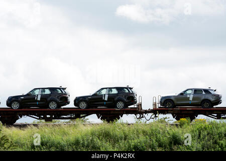 Nouveau Land Rover voitures transportées par rail, Warwickshire, England, UK Banque D'Images