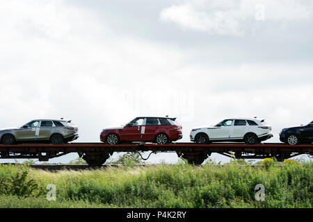 Nouveau Land Rover voitures transportées par rail, Warwickshire, England, UK Banque D'Images