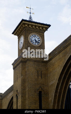 La gare de Kings Cross London 120 pieds de haut tour de l'horloge avec 9 pi. de diamètre cadrans de montre. Portrait. Copier l'espace. Ciel bleu. Banque D'Images