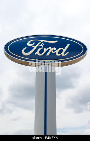 INVER GROVE HEIGHTS, MN/USA - 17 juin 2018 : Ford concessionnaire autombile et des marques extérieures d'un logo. Banque D'Images