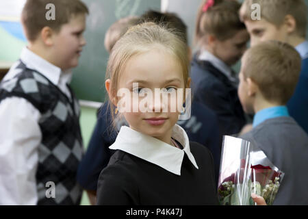 Biélorussie, Minsk, le 24 février 2016, l'école secondaire soixante, ouvrez leçon. Portrait d'une écolière de l'école primaire Banque D'Images