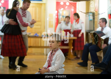 Le Bélarus, la ville de Gomel, le 15 octobre 2016. Musée de la Culture Biélorusse Minsk. Danses biélorusses. Un garçon en broderie sur un manège avec une maison de vacances Banque D'Images