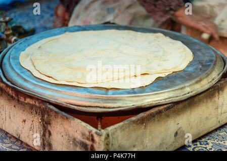 La préparation du pain traditionnel sur le marché de rue à Shiraz. L'Iran Banque D'Images