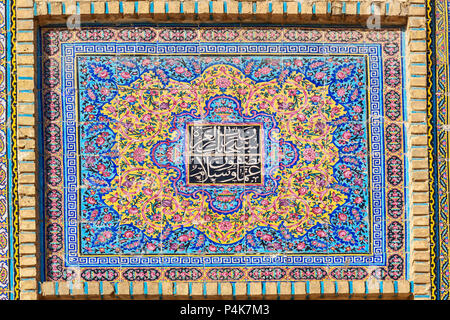 Mur décoré de Nasir Ol-Molk mosquée, aussi célèbre que le Rose Mosquée de Shiraz. L'Iran Banque D'Images