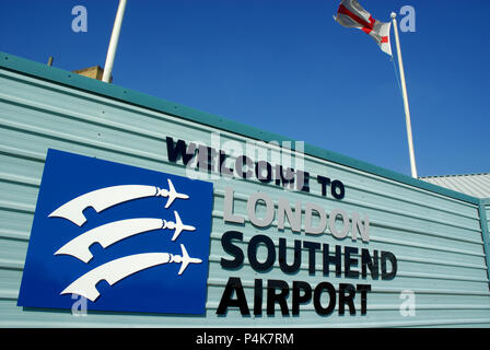 Bienvenue à l'enseigne London Southend Airport. Southend on Sea, Royaume-Uni, Essex County coat of Arms plus avions combinaison, trois couteaux Saxon à la cire de mer Banque D'Images