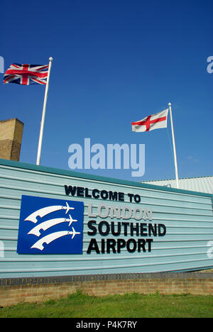 Bienvenue à l'enseigne London Southend Airport. Southend on Sea, Royaume-Uni, Essex County coat of Arms plus avions combinaison, trois couteaux Saxon à la cire de mer Banque D'Images