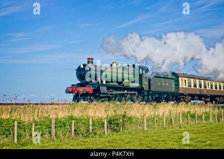 Raveningham Hall moteur à vapeur vapeur en carrioles à travers le remblai ayant quitté Blue Anchor station dans North Somerset. Banque D'Images