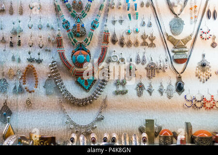 Artisanaux bijoux du moyen orient en magasin du marché Banque D'Images