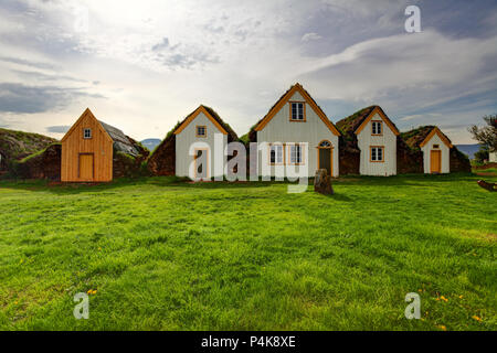 Sur la pelouse, l'islande housee bâtiments d'origine Banque D'Images
