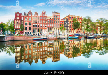 Vieilles maisons traditionnelles néerlandaises sur les canaux à Amsterdam, Pays-Bas. Banque D'Images