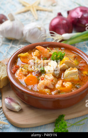 Soupe de poissons méditerranéens servis avec du pain blanc frais Banque D'Images