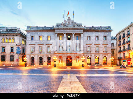 Les membres du conseil municipal de Barcelone, Espagne. La Plaza de Sant Jaume. Banque D'Images