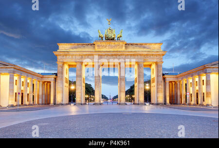 Berlin - Porte de Brandebourg dans la nuit Banque D'Images