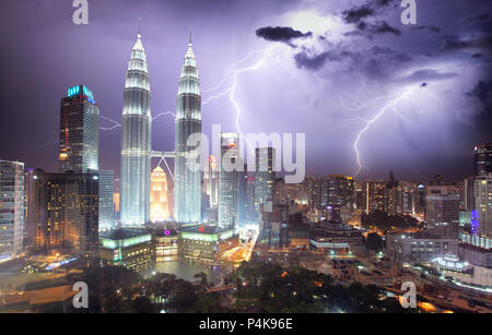 Kuala Lumpur skyline at night storm Banque D'Images