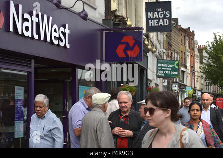 Les gens passent devant la succursale bancaire de NatWest sur Upper Street, Islington, au nord de Londres Banque D'Images