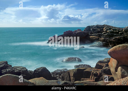 Piper's Hole et extérieure de la tête, Peninnis Head, Saint Mary's, Îles Scilly, UK : filtre ND pour une longue exposition Banque D'Images