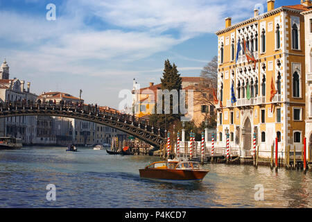 En bois la Ponte dell' Accademia sur le Grand Canal et le Palais Cavelli-Franchetti, San Marco, Venise, Italie : smart water taxi en premier plan Banque D'Images