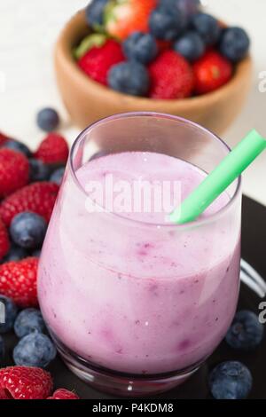 Alimentation saine - milkshake à base de fruits des bois fruits rouges (framboises et bleuets) Banque D'Images