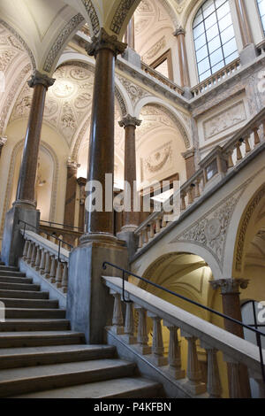 Escalier dans le Musée National de Rome (Museo Nazionale Romano), Plazzo Altemps, un ancien palais du 15ème siècle à Rome, Italie. Banque D'Images