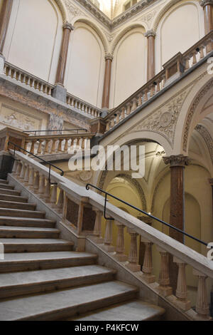 Escalier dans le Musée National de Rome (Museo Nazionale Romano), Plazzo Altemps, un ancien palais du 15ème siècle à Rome, Italie. Banque D'Images