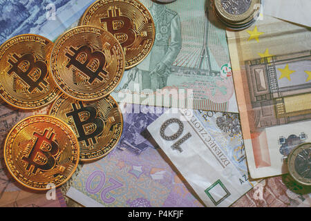 Le bitcoin or sur fond coloré, Conceptual image conseil pour tout le monde, monnaie crypto énorme pile version physique de Bitcoin d'or. Banque D'Images
