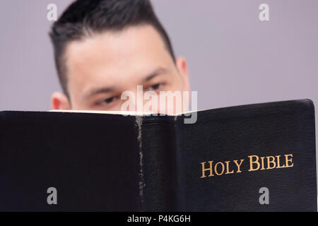 Mâle adulte étudiant la Parole de Dieu Banque D'Images