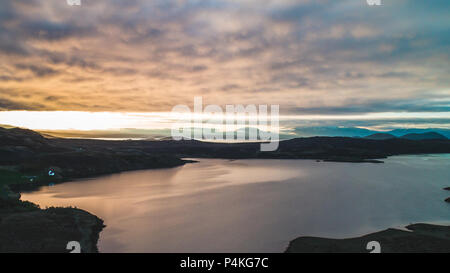 Drone vue du lac au coucher du soleil en Islande avec des nuages Banque D'Images