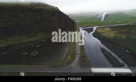 Vue aérienne de skogafoss avec Cliff et la rivière drone Banque D'Images