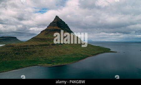 Vue aérienne de la montagne kirkjufell drone en Islande Banque D'Images