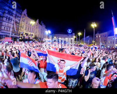 ZAGREB, CROATIE - JUIN 21 fans de football sur la place Ban Jelacic, regarder la Coupe du Monde FIFA 2018 Russie Argentine match contre la Croatie le 21 juin Banque D'Images