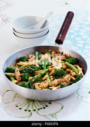 Sauté de poulet avec brocoli et noix de cajou Banque D'Images